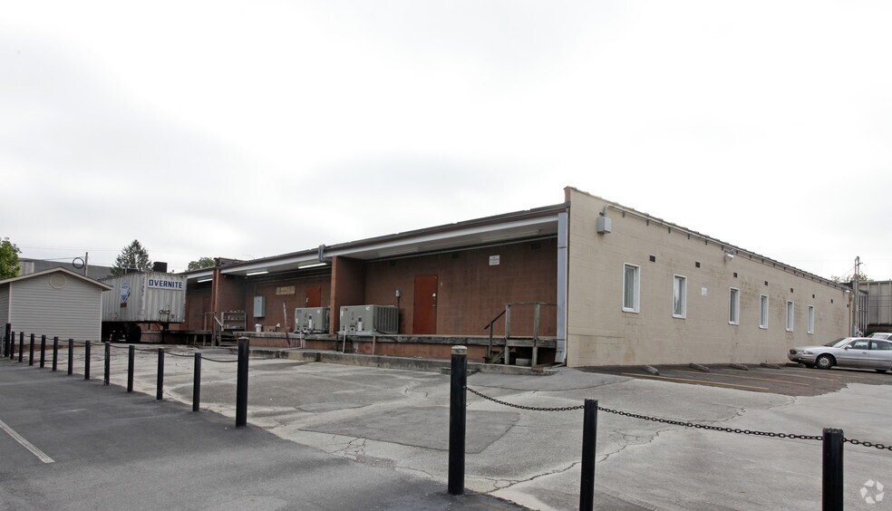 More Photos Of 1127 N Broadway St, Knoxville Freestanding For Lease