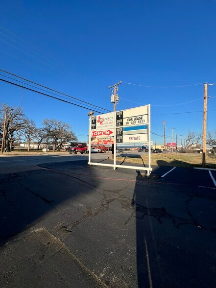 More Photos Of 2924 W Division St, Arlington Unknown For Lease