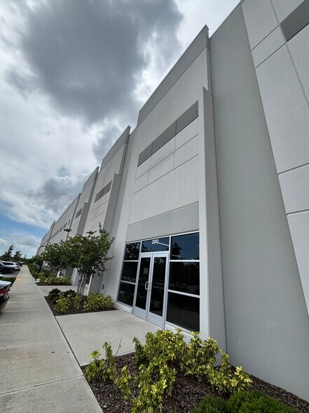 More Photos Of 11706 Landstar Blvd, Orlando Distribution For Lease