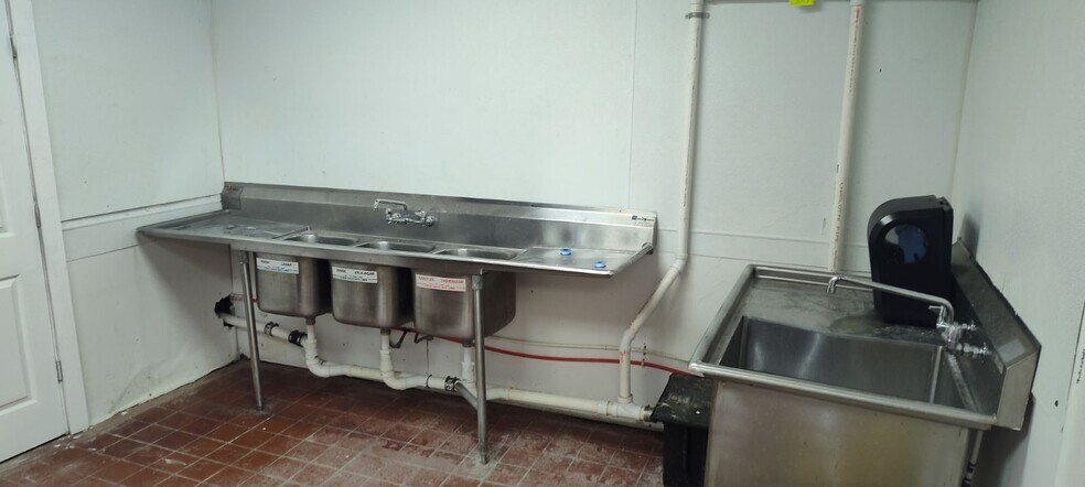 More Photos Of 12716 Buckeye Rd, Cleveland Restaurant For Sale