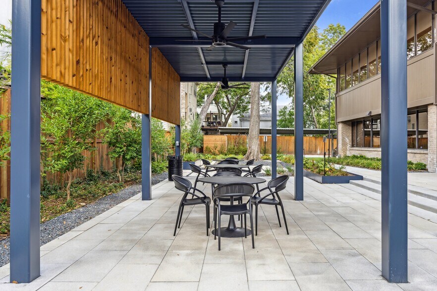 More Photos Of 99 Detering St, Houston Office For Lease