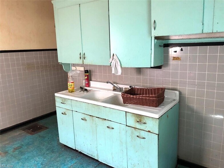 More Photos Of 1817 Penrose Ave, East Cleveland Specialty For Sale