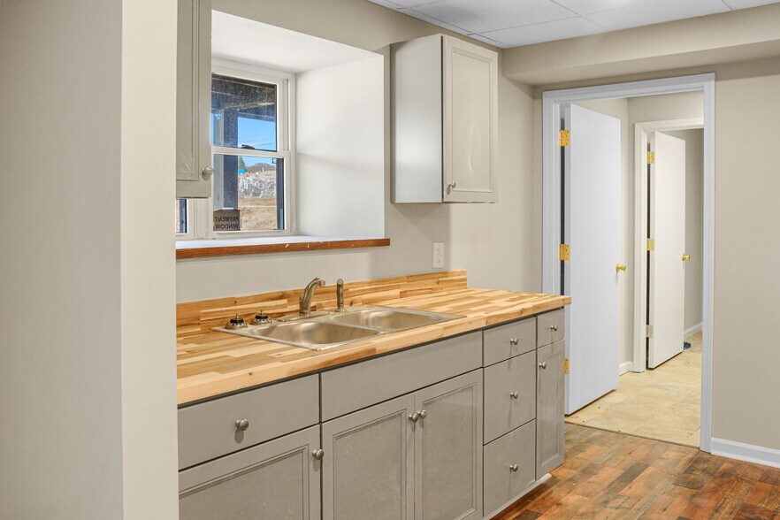 More Photos Of 300 E Gold St, Kings Mountain Office For Lease