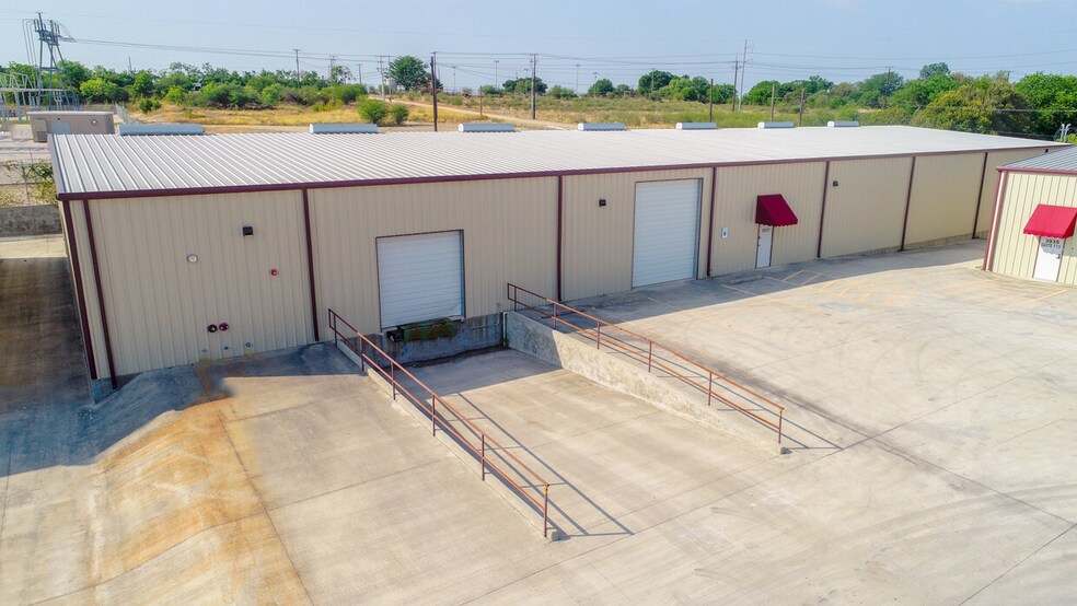 More Photos Of 3943 S Interstate 35, New Braunfels Unknown For Lease