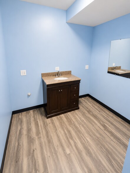More Photos Of 2052 Western Ave, Waukegan Storefront For Lease