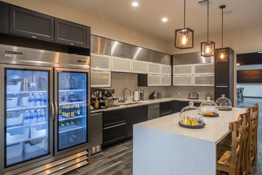 More Photos Of 1346 Motor Cir, Dallas Office For Sale