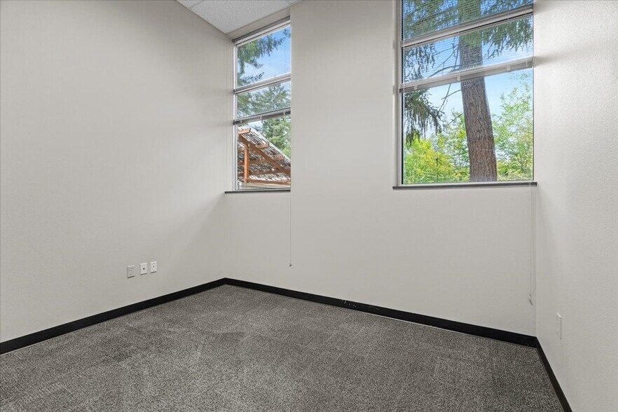 More Photos Of 6455 Lakeview Blvd, Lake Oswego Flex For Lease