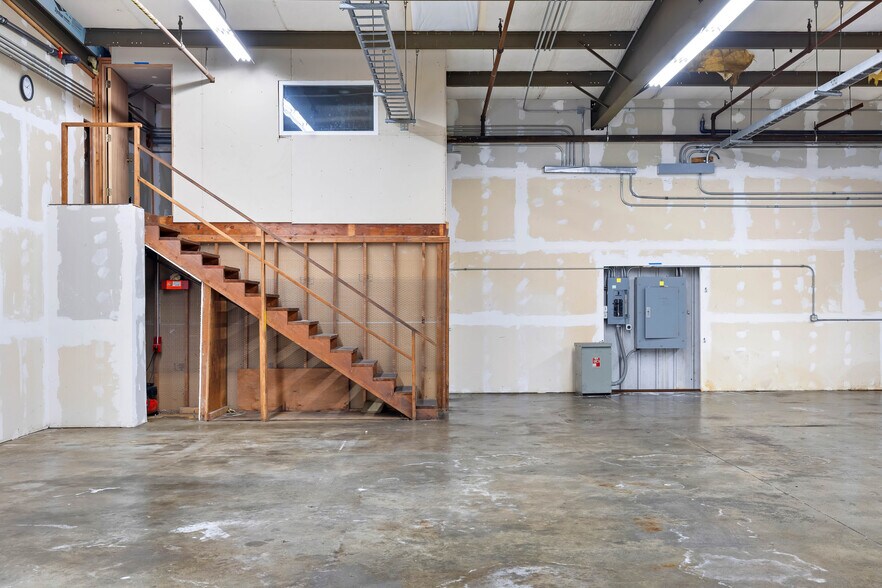 More Photos Of 37 Tower Blvd, Elma Distribution For Lease