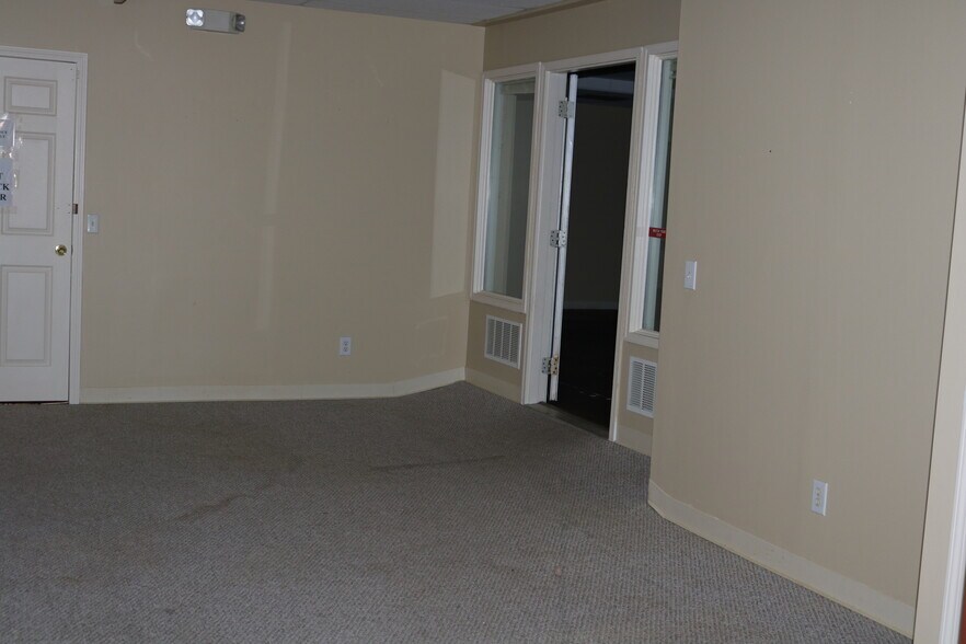 More Photos Of 24-28 S East St, Jasper Storefront Retail Residential For Lease