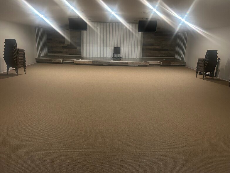 More Photos Of 700 N 15th St, Ozark Office For Sale