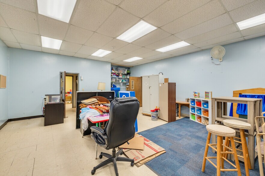 More Photos Of 3170 N McMullen Booth Rd, Clearwater Schools For Lease