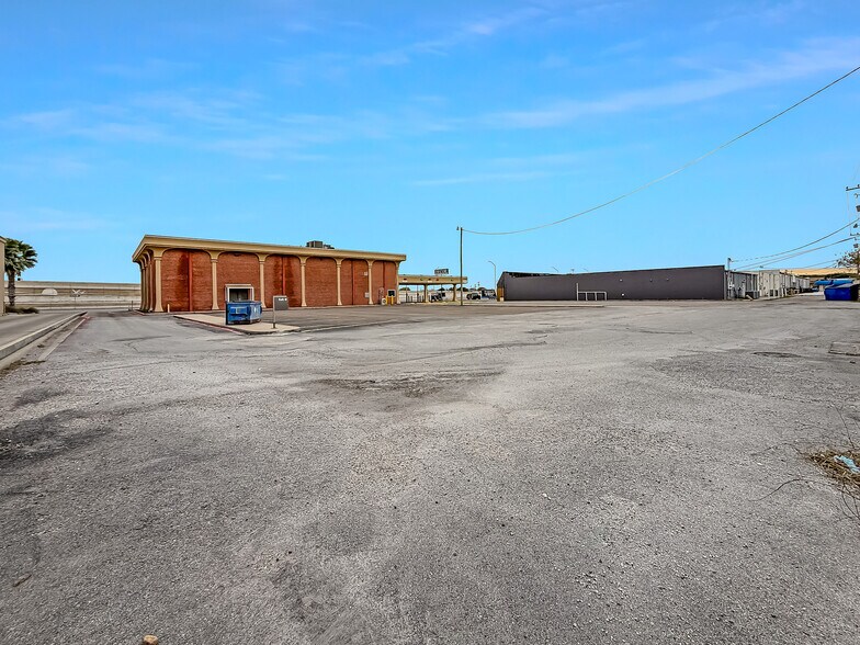More Photos Of 1031 US Highway 181, Portland Bank For Lease