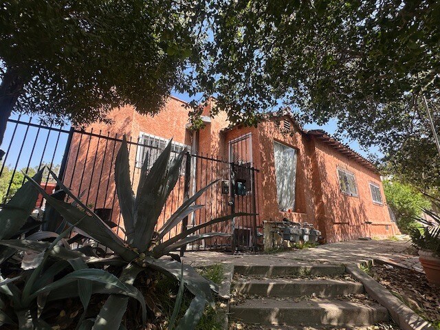 More Photos Of 3939 W 28th St, Los Angeles Multifamily For Sale