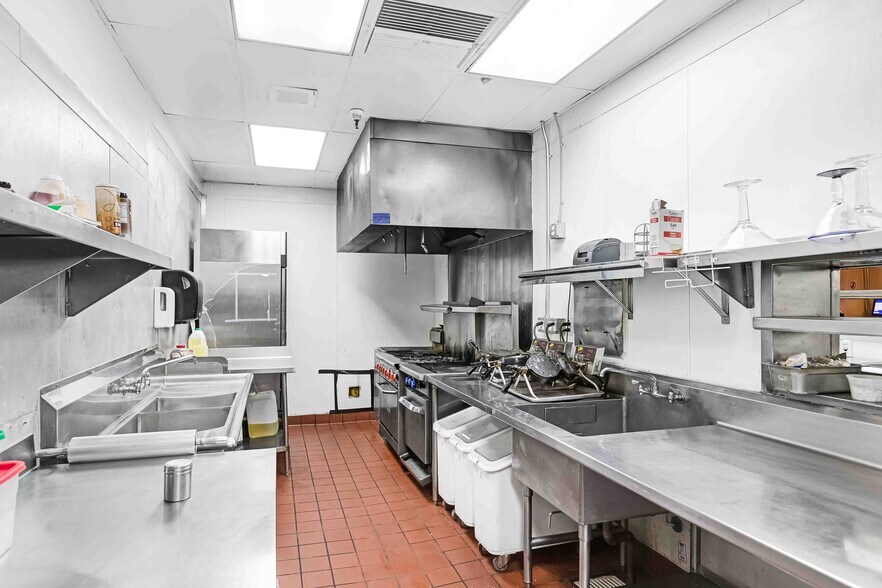 More Photos Of 72620 El Paseo, Palm Desert Restaurant For Sale