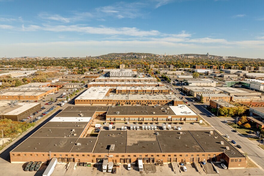 More Photos Of 375-455 Deslauriers Rue, Saint-Laurent Warehouse For Lease