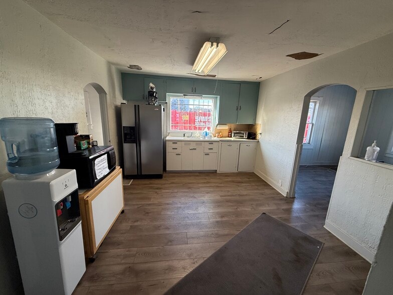 More Photos Of 1408 W Quincy Ave, Englewood Manufacturing For Lease