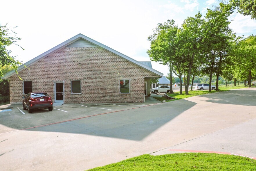 More Photos Of 200 E Evergreen St, Sherman Office For Lease