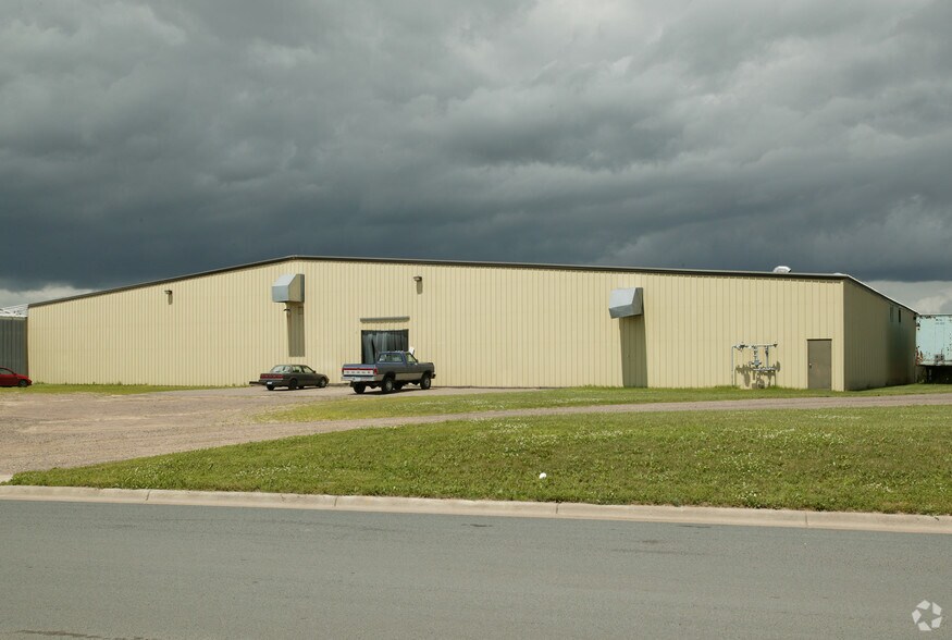 More Photos Of 5564 N 152nd St, Hugo Warehouse For Lease