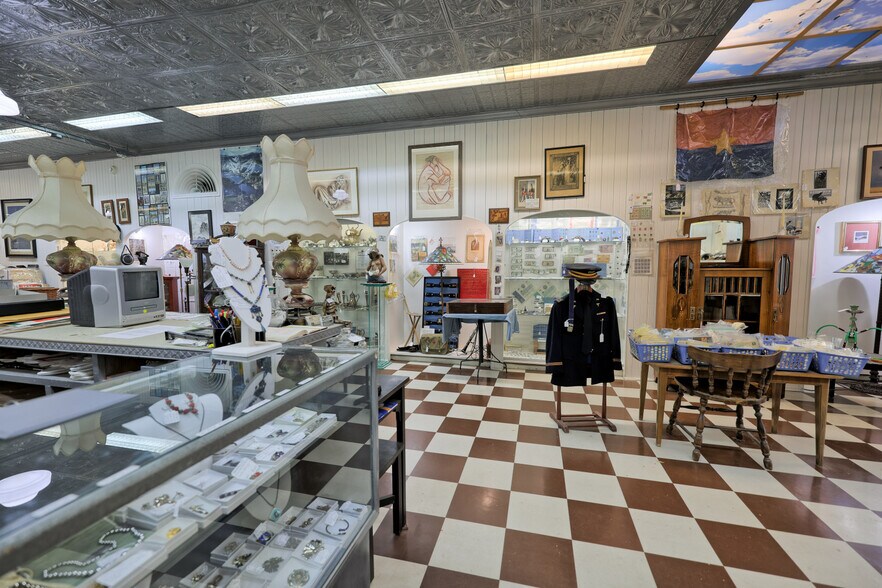 More Photos Of 511 Warren St, Hudson Storefront Retail Residential For Sale