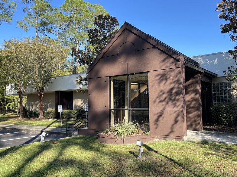 More Photos Of 404 SW 140th Ter, Newberry Flex For Lease