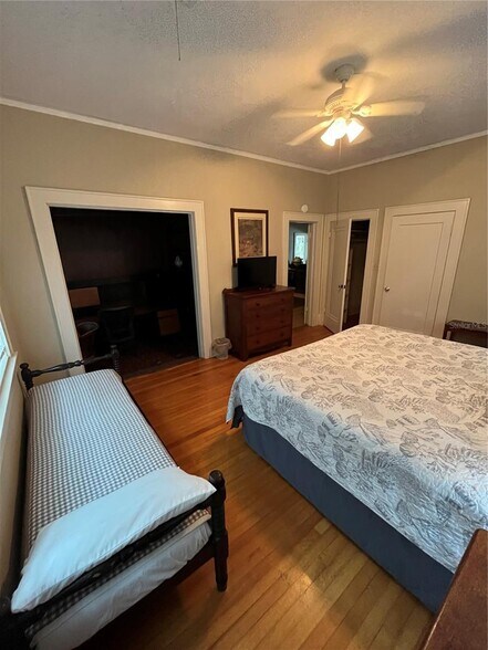 More Photos Of 1200 W Lake Otis Dr Se, Winter Haven Specialty For Sale