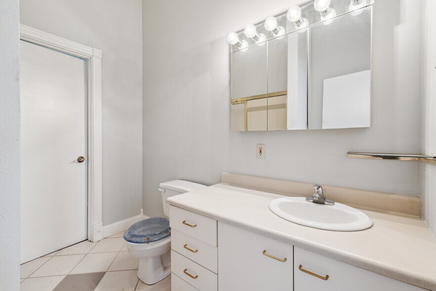 More Photos Of 626-632 Sycamore St, Waterloo Storefront Retail Office For Sale