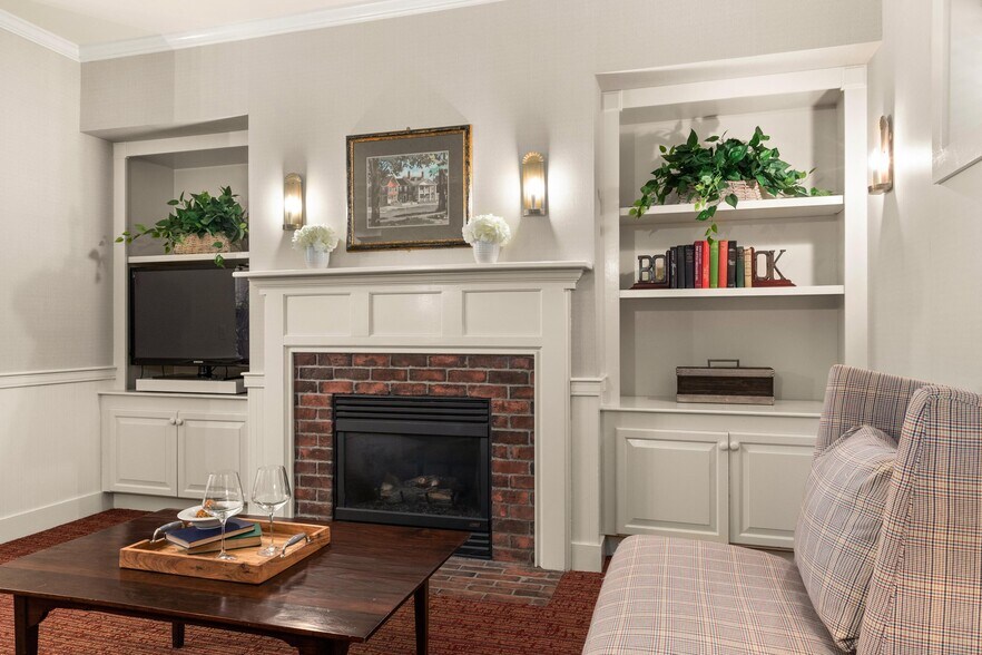 More Photos Of 18 Main St, Stowe Hotel For Sale