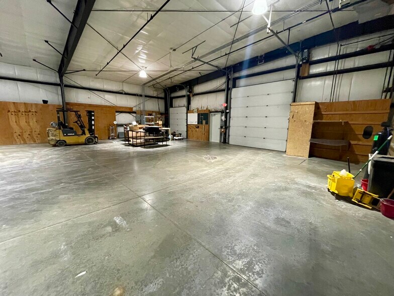 More Photos Of 4916-4920 Triangle St, McFarland Showroom For Lease