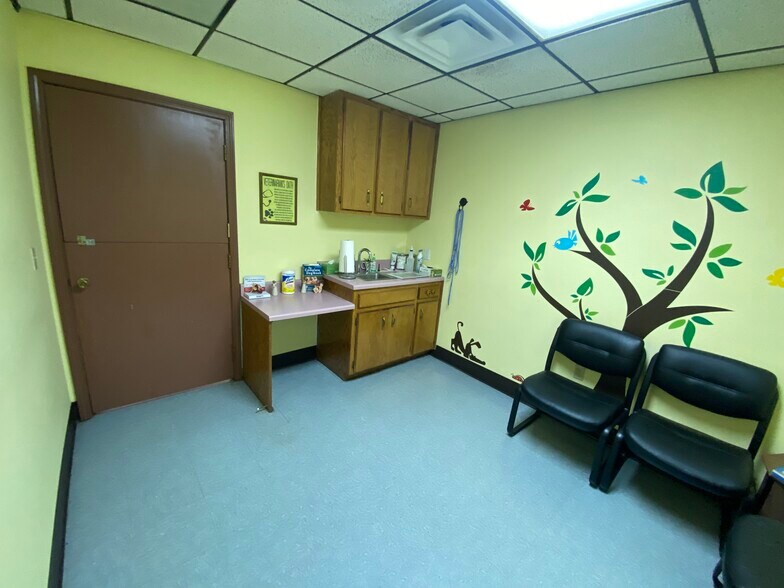 More Photos Of 2228 W College St, Springfield Veterinarian Kennel For Sale