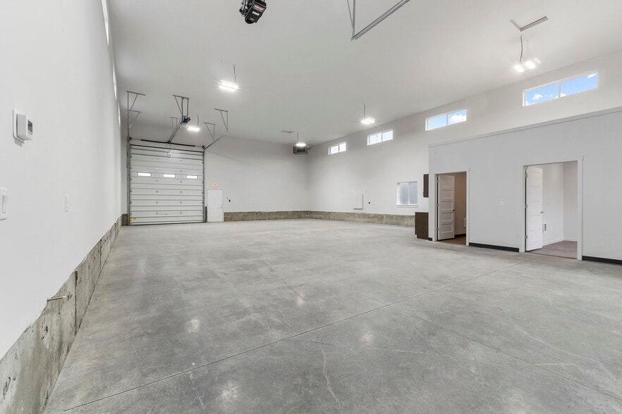 More Photos Of 3383 W Daugharty Loop, Hayden Warehouse For Lease