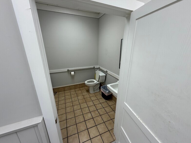 More Photos Of 256 Vann Dr, Jackson Storefront Retail Office For Sale