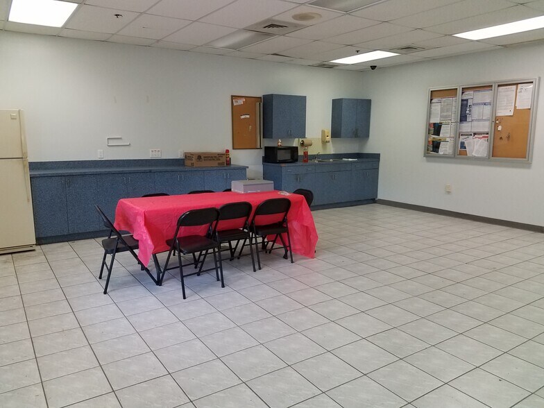 More Photos Of 541 NW Interpark Pl, Port Saint Lucie Manufacturing For Sale