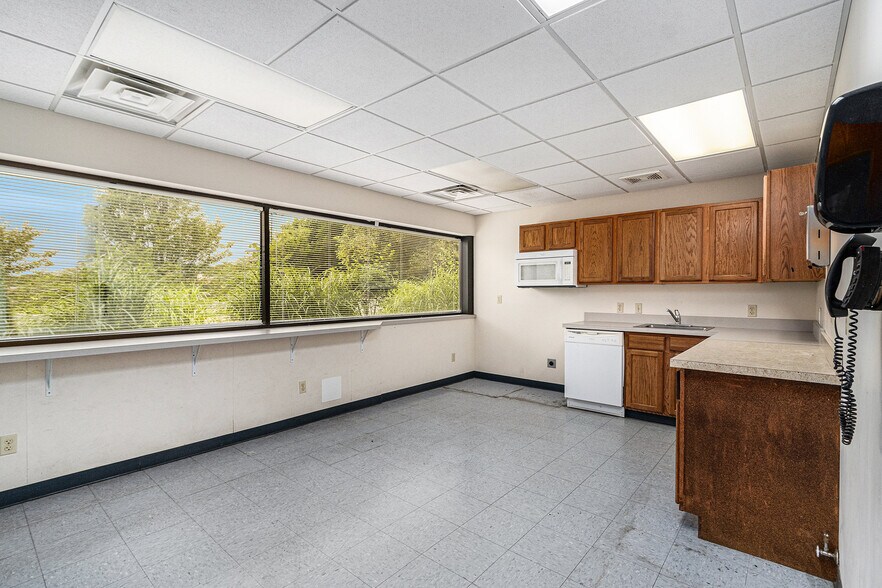 More Photos Of 1725 S Park St, Kalamazoo Medical For Sale