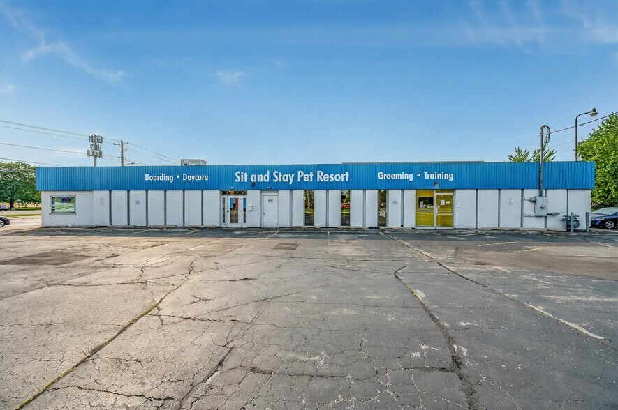 More Photos Of 1279 E Mason St, Green Bay Storefront For Sale