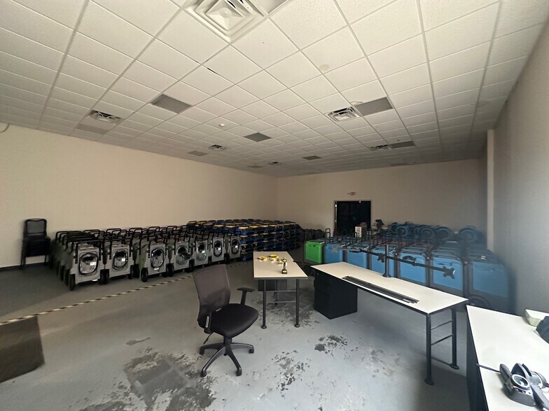 More Photos Of 7420 TPC Blvd, Orlando Flex For Lease