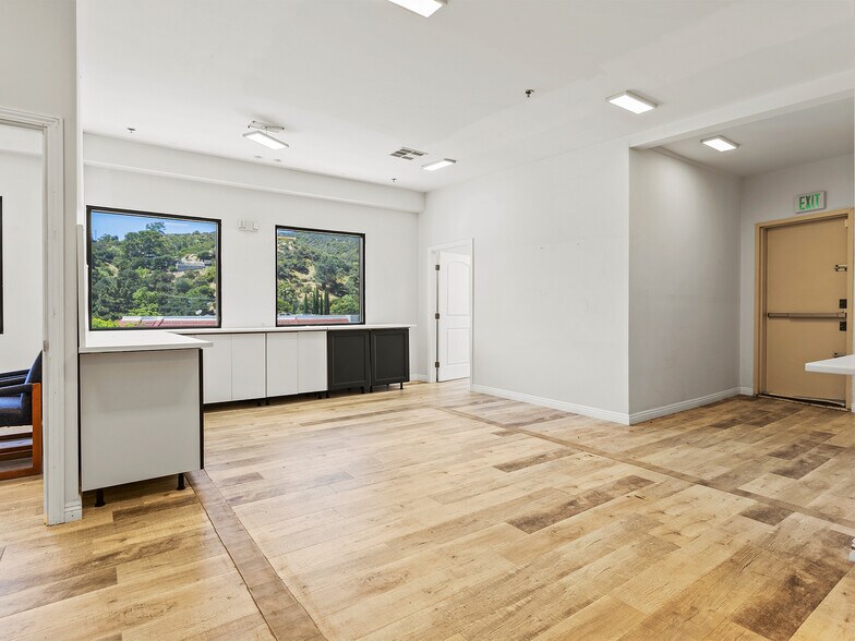 More Photos Of 7335-7341 Foothill Blvd, Tujunga Light Manufacturing For Sale