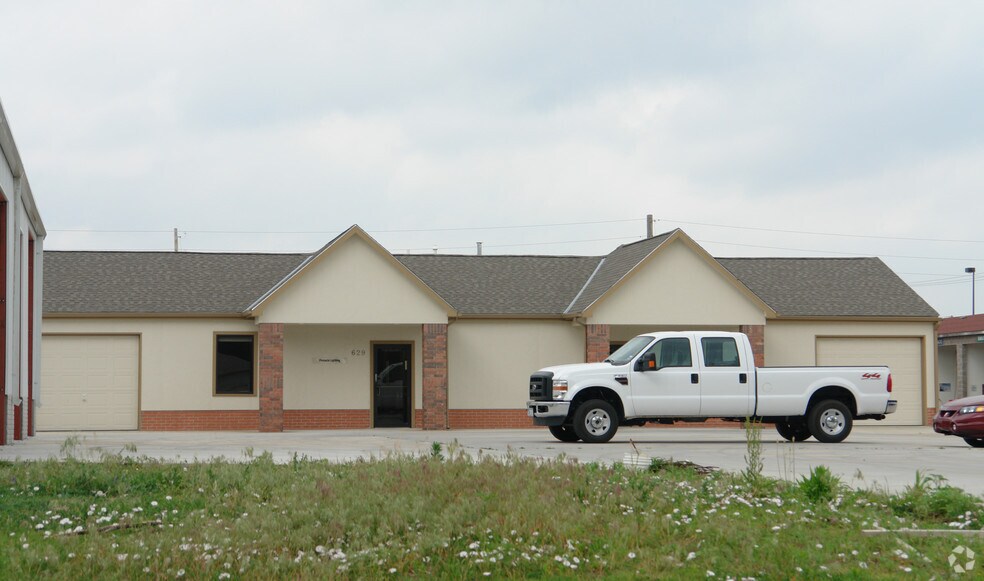 More Photos Of 621-633 N Kessler St, Wichita Showroom For Lease