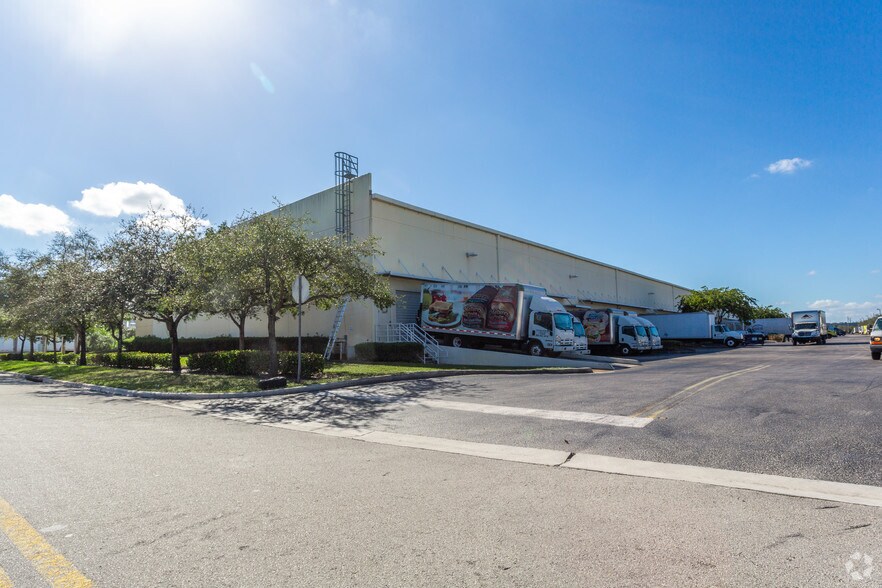 More Photos Of 10811-11199 NW 122nd St, Medley Warehouse For Lease