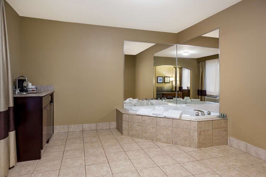 More Photos Of 610 Martin Luther King Jr Blvd, Morgan City Hotel For Sale