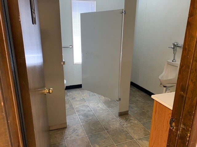 More Photos Of 406-408 Ambassador row, Longview Light Distribution For Lease