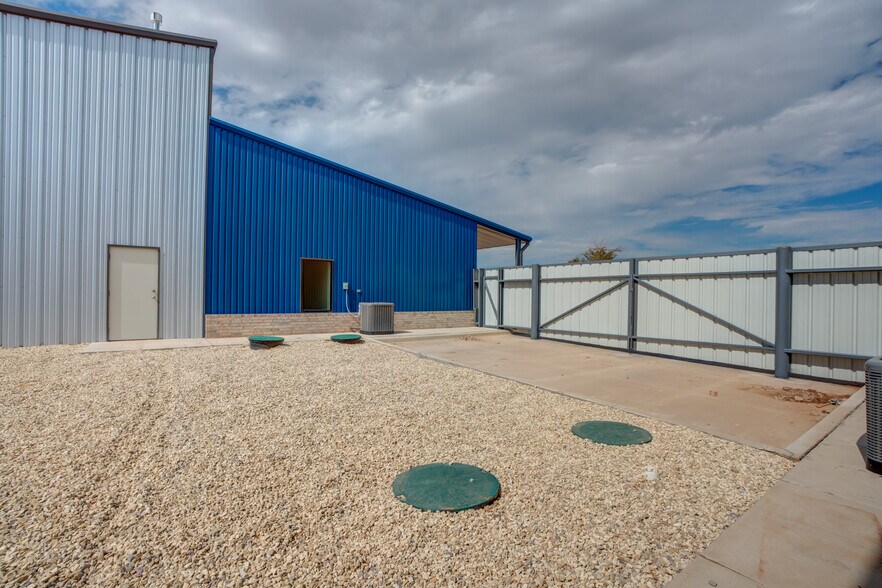 More Photos Of 3205 118th St, Lubbock Distribution For Sale