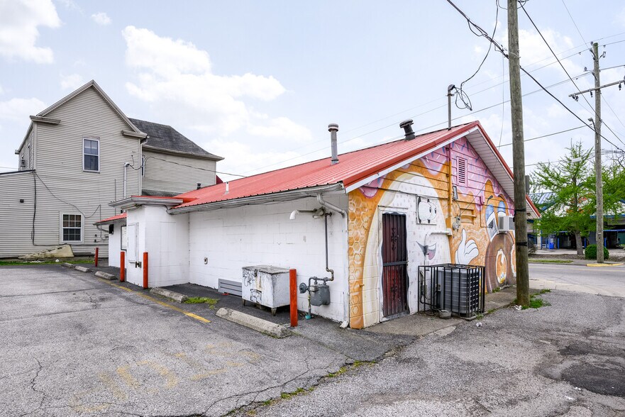 More Photos Of 514 Vincennes St, New Albany Freestanding For Sale