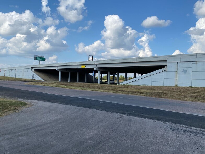 More Photos Of 352 E Belt Line Rd, Wilmer Storefront Retail Office For Sale