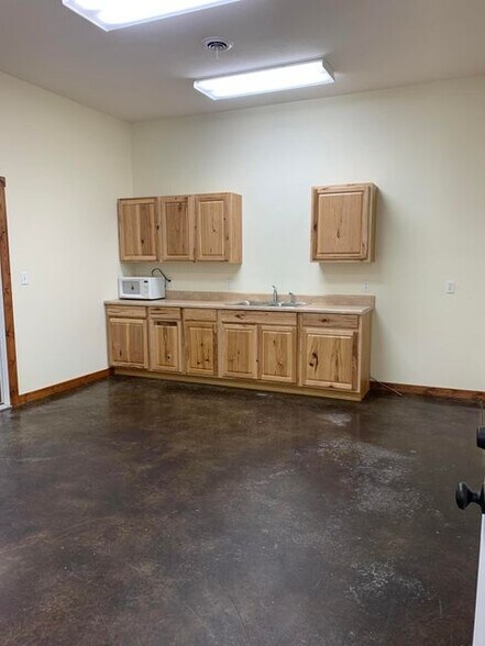 More Photos Of 975 E Daniel Dr, Mount Vernon Manufacturing For Sale