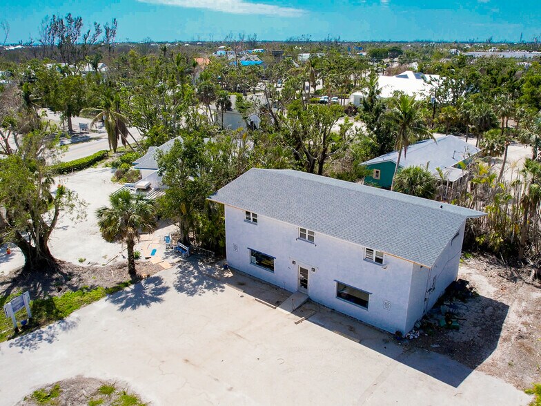 More Photos Of 905 Fitzhugh St, Sanibel Freestanding For Sale