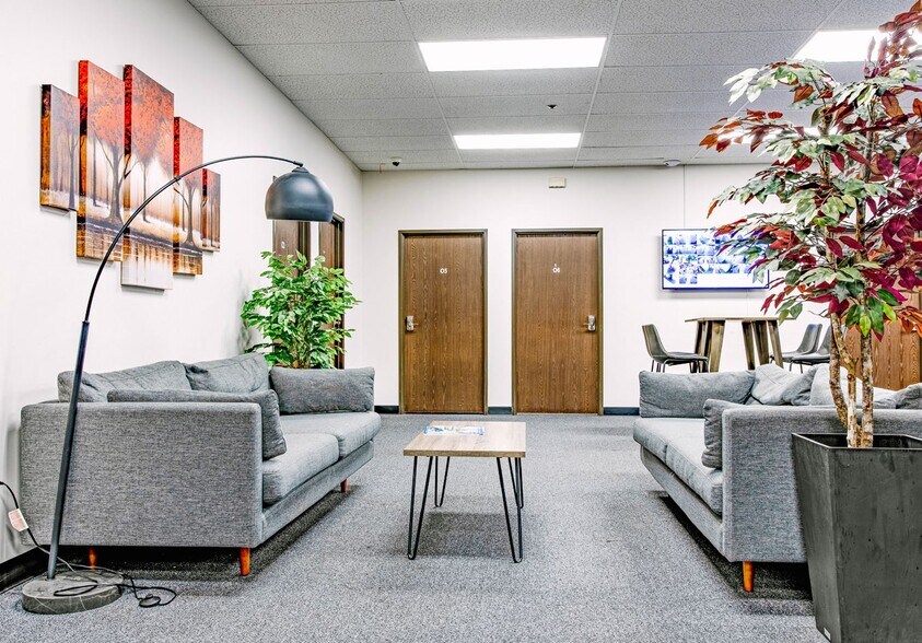 More Photos Of 21350 Lassen St, Chatsworth Warehouse For Lease