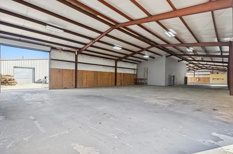 More Photos Of 1508 S Frazier St, Conroe Distribution For Lease