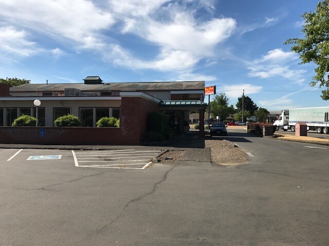 More Photos Of 2288 Country Club Rd, Woodburn Restaurant For Sale