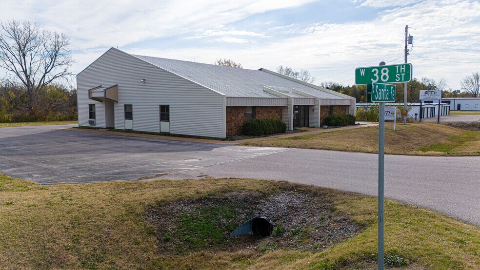 More Photos Of 3802 S Santa Fe Ave, Chanute Medical For Sale