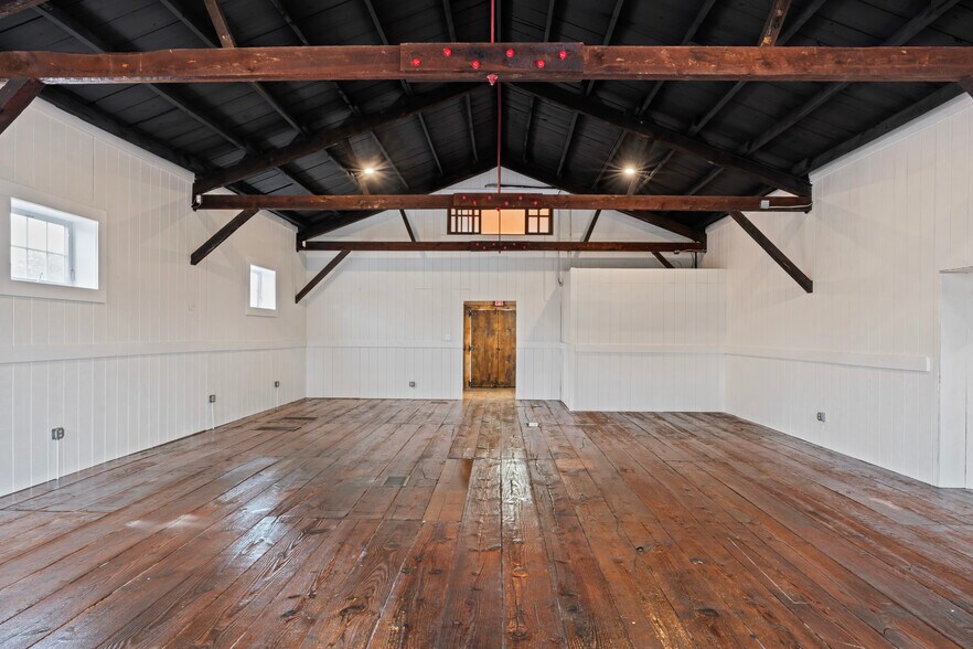 More Photos Of 20704 Ashburn Rd, Ashburn Unknown For Lease